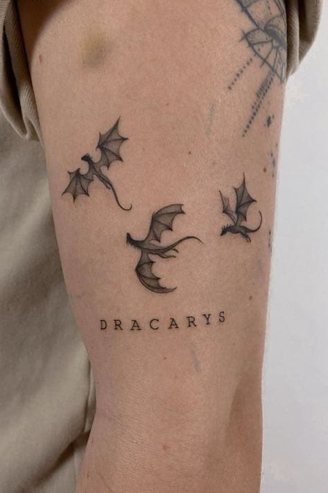 Hotd Dragons Tattoo, Got Tattoo, Tatuagem Masculina Pequena, Nerdy Tattoos, Bookish Tattoos, Clever Tattoos, Female Dragon, Tatuaje A Color, Gaming Tattoo