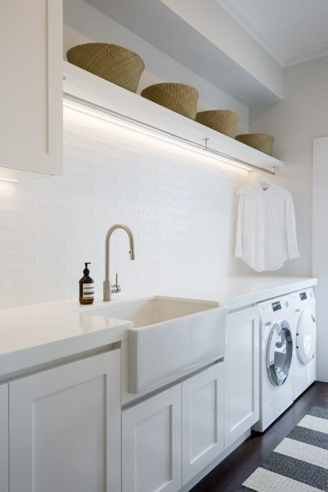 Hamptons Style Laundry, Laundry Hanging, Dream Laundry Room, White Laundry, Mudroom Laundry Room, Laundry Room Layouts, Laundry Room Renovation, Laundry Design, Modern Laundry Rooms