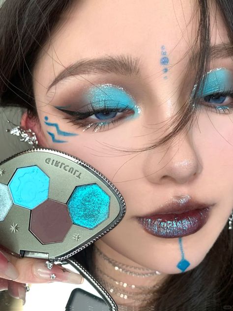 Girlcult #eyeshadow palette #45 Mermaid Crying Tears, works so well🔵🤟 All credit by SuXing GROUP 📕RED ID 1551091277 #eyemakeup… | Instagram Green Alien Makeup Pretty, Glamour Witch Aesthetic, Crying Tears, Drag Make-up, Cute Eye Makeup, Ethereal Makeup, Makijaż Smokey Eye, Eye Makeup Designs, Dope Makeup