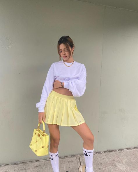 Alo Skirt, Style A Tennis Skirt, How To Style A Tennis Skirt, Lily May Mac, Yellow Pleated Skirt, Tennis Skirt Black, Simple White Dress, Pleated Tennis Skirt, Tennis Fashion