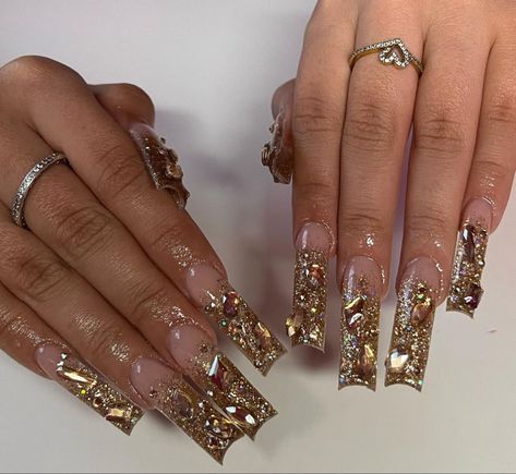 Birthday Nails Champagne, Golden Prom Nails, Pink And Gold Rhinestone Nails, Birthday Nails With Gold, Pretty Gold Nails, Nails For Prom Gold, 19th Birthday Nails Acrylic, Extra Gold Nails, Prom Nails Rhinestones