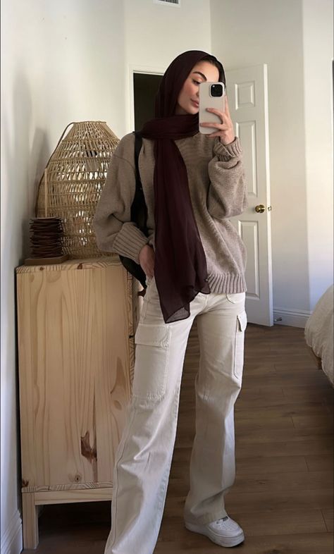 Muslimah School Outfit, Hijabi Minimalist Style, Hijabi Sweater Outfit, Uni Outfits Hijab, Hijab College Outfit, Hijabi Uni Outfits, Hijab University Outfit, Modest Uni Outfits, Hijabi College Outfits