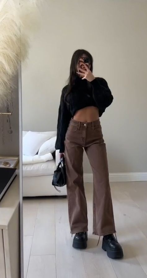 Brown Jeans Winter Outfit, Outfits With Brown Jeans Winter, Brown Legging Outfits, Brown Jeans Outfit Winter, Brown Jeans Aesthetic, Outfit Ideas Brown Pants, Brown Pants Outfit Aesthetic, Brown Jeans Outfit Aesthetic, Brown Jeans Outfit Women