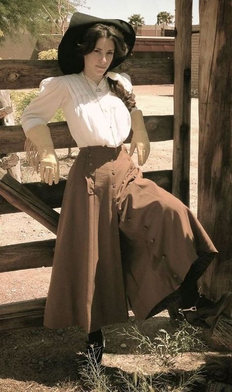 Wild West Historical Fashion, Old Southern Outfits, Womens Wild West Outfit, Old Western Woman Aesthetic, 1890s Western Aesthetic, Old Western Cowgirl Costume, Historical Western Outfits Women, 1920s Western Fashion, 1890 Western Fashion