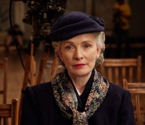 Lindsay Duncan in Churchill's Secret I think this woman, in character as Mrs. Churchill, is stunningly beautiful. Lindsay Duncan, A Discovery Of Witches, Actresses