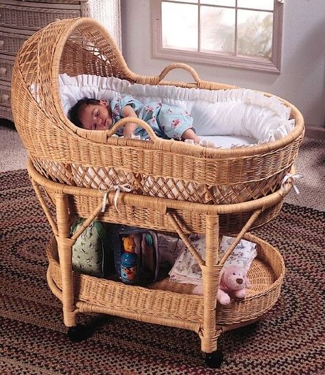 Wicker Bassinet, Wicker Bedroom, Diy Bebe, Baby Cradle, Baby Baskets, Wicker Decor, Baby Bassinet, Haken Baby, Moses Basket