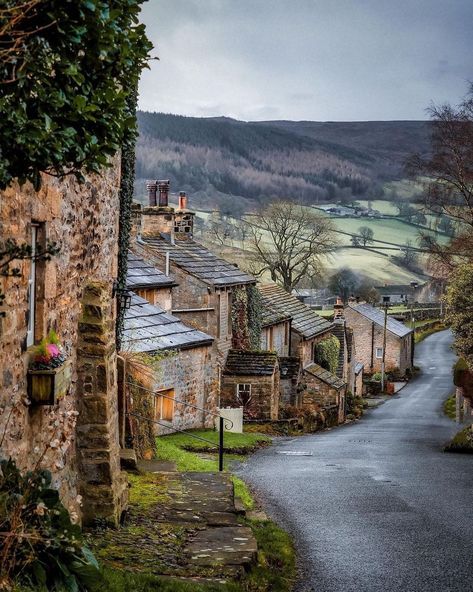 We LOVE England🇬🇧🏴󠁧󠁢󠁥󠁮󠁧󠁿 on Instagram: “Appletreewick in North Yorkshire✨ „Aptrick“ is a small village in a quiet backwater in one of the most beautiful parts of Wharfedale. A…” Yorkshire Towns, Outdoor Pictures, Northern England, Interesting Buildings, Yorkshire Dales, Small Village, Yorkshire England, Village Life, Countries Around The World