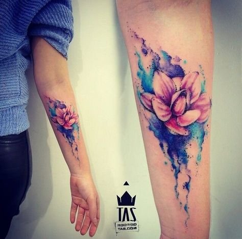 Water color Flower Watercolor Tattoo, Aster Tattoo, People With Tattoos, Watercolour Tattoo, Watercolour Tattoos, Lotus Flower Tattoo Design, Lotus Tattoo Design, Polynesian Tattoos, Watercolor Tattoo Flower