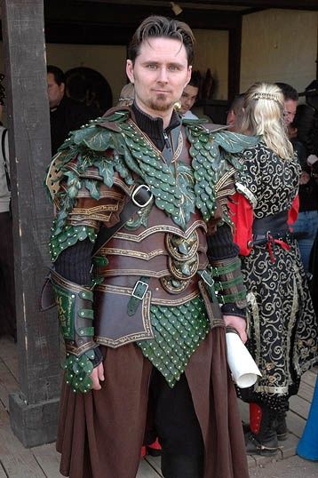 beautiful detail work Medieval Fantasy Clothing, Elf Armor, Batman Christian Bale, Costume Armour, Larp Armor, Larp Costume, Leather Armor, Medieval Armor, Fantasy Costumes