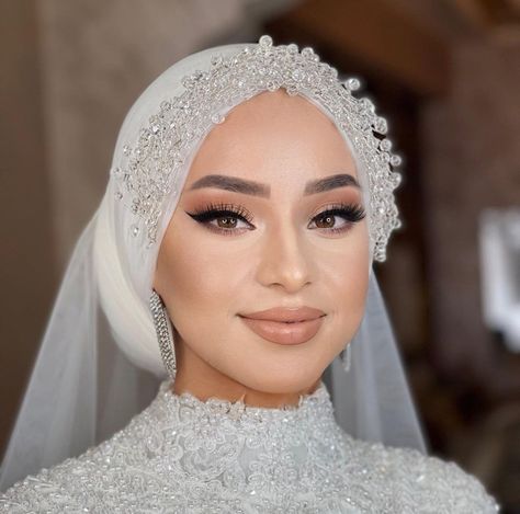 Hijab wedding
Bridal makeup Turban Bride, Nikkah Veil, Modest Bridal Dresses, Hijabi Wedding, Muslim Wedding Gown, Hijabi Brides, Moroccan Bride, Flower Headband Wedding, Modest Bride