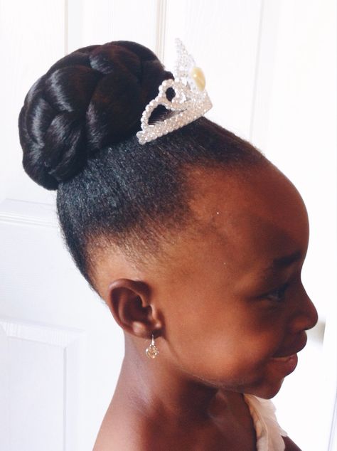 Cute hair idea for flower girls or princess costumes! Flower Girls Hairstyles Black Kids, Black Flower Girl Hairstyles, Flower Girl Hairstyles Black Kids, Toddler Pageant Hair Natural, Natural Hair Flowergirl, Hairstyles For Little Black Girls Kids Graduation, Royal Wedding Flower Girl, African Girls Hairstyles, Flower Girl Wedding Hair