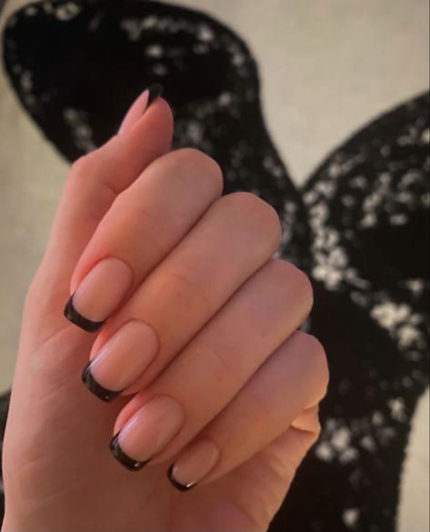 Natural Black French Tip Nails, Black Tipped French Nails, Black French Tip Nails Rounded Square, Black Small Nails Design, Beige And Black French Nails, Black Tip Gel Nails Short, Black French Natural Nails, Beige Nails Black Tips, Extra Short Black French Tip Nails