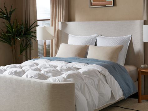 Parachute’s puffy, cloud-like cotton comforter is a great option for the blanket-averse. Puff Comforter, Hospital Corners, Making The Bed, Fluffy Comforter, Organic Cotton Blanket, Cool Comforters, Minimalist Bed, My Attitude, High Design