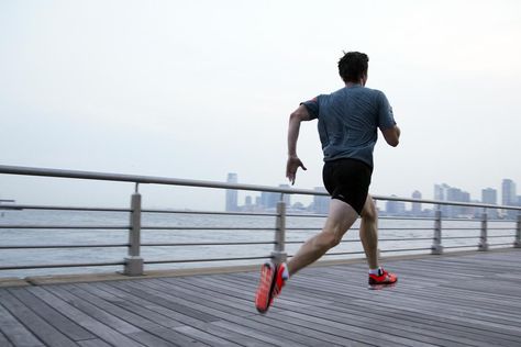 Many runners are not sure what pace they should run. Find out how to know if you're running the right pace. Fartlek Training, Hiit Benefits, Beginner Runner, Runner's World, Hiit Workouts, Running For Beginners, Speed Training, High Intensity Interval Training, Running Tips