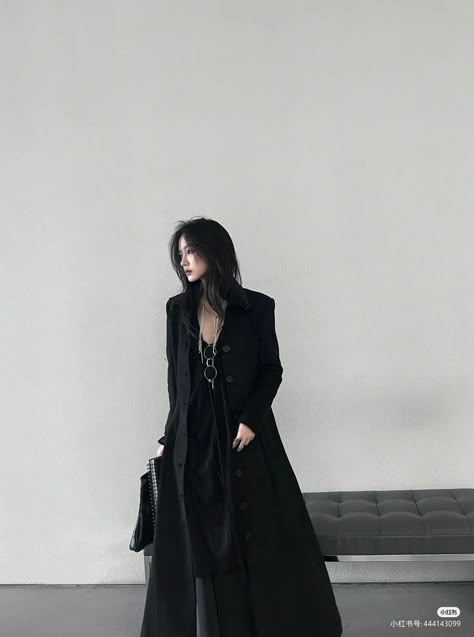 Fashion Gothic Modern, Dark Romance Outfit, Elegant Women Outfit, Goth Outfits Winter, Modern Gothic Fashion, Dark Feminine Style, Finding Your Style, Elegant Goth, Modern Goth