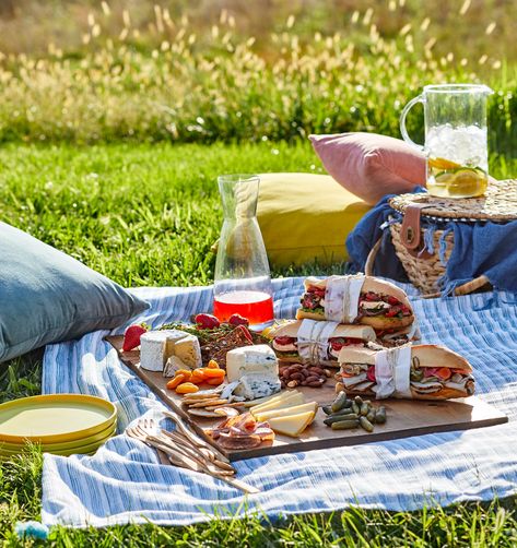 Can't Go to Brunch This Sunday? Host a Mother's Day Picnic Instead Picnic Dinner Ideas, Romantic Picnic Food, Dinner Ideas For Two, Wine Snacks, Picnic Dinner, Romantic Picnic, Seared Chicken Breast, Easy Chicken Breast, Picnic Essentials