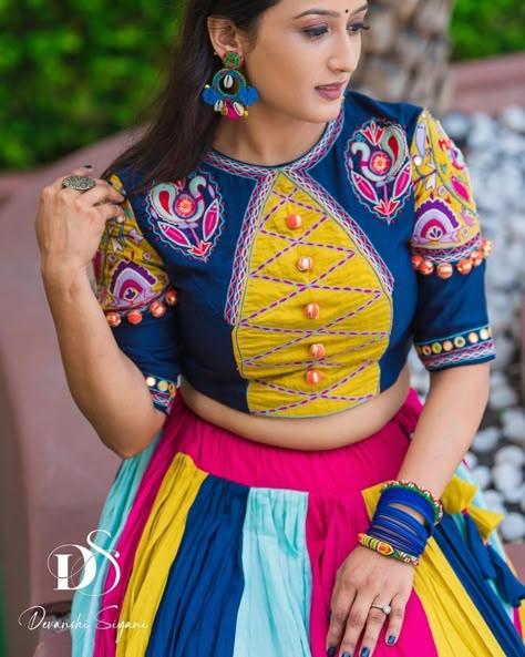 Navratri Outfits, Chaniya Choli Designs, Long Blouse Designs, Blouse Designs High Neck, Navratri Collection, Navratri Dress, Navratri Chaniya Choli, Traditional Blouse Designs, Fashionable Saree Blouse Designs