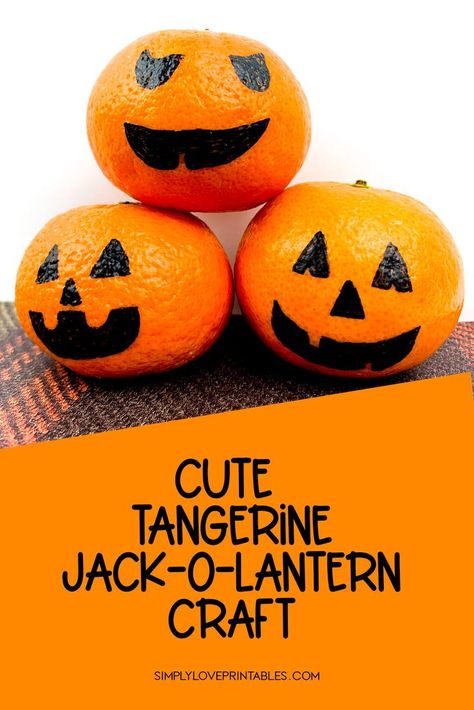 Do you want to get into the Halloween spirit? This craft is a fun, festive, and easy way to decorate for Halloween. Or, add a little healthy to your Halloween this year! These cute tangerine jack-o-lanterns. are a healthier alternative to the usual Halloween treats. Kindergarten Halloween Party, Snack Halloween, Fun Halloween Treats, Healthy Halloween Treats, Healthy Halloween Snacks, Lantern Craft, Mandarin Oranges, Halloween Treats Easy, Jack O'lantern