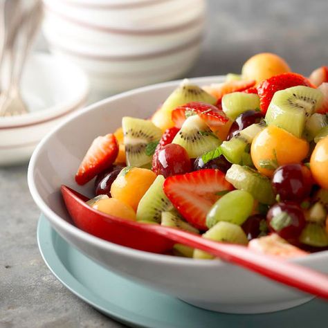 Honey-Rum Fruit Salad Fruit Parfaits, Snacks For Diabetics, Salad Snacks, Easy Fruit Salad Recipes, Lowering Cholesterol, Fruit Salad Easy, Fresh Fruit Salad, Yogurt Dressing, Healthy Fruit