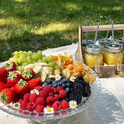 picnic, nature, fruits, summer, aesthetic, Fruit Platter Picnic, Fruit And Veggie Platter Ideas, Fruit Picnic Aesthetic, Fruit Plate Aesthetic, Easy Fruit Platter, Picnic Platter, Fruit Picnic, Picnic Nature, Lake Birthday