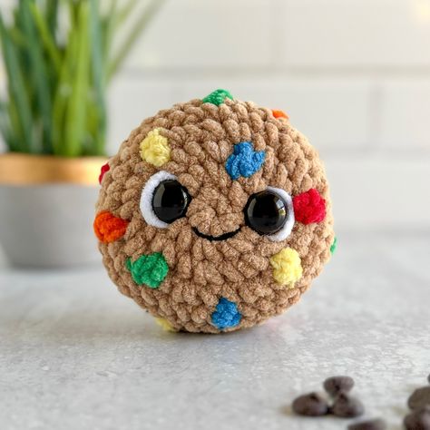 Crochet Cookie Keychain, Crochet Chocolate Chip Cookie, Crochet Chocolate Bar, Knitting Plushies, Sew Plushies, Fidget Diy, Crochet Trinkets, Cookies Crochet, Crochet Cookies