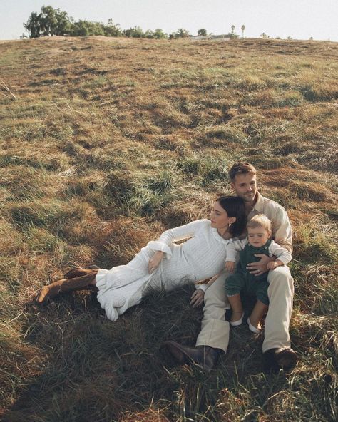 Chelsey Curtis (@chelseyjadecurtis) • Instagram photos and videos Mother Baby Photography, Winter Family Photos, Family Photos With Baby, Family Portrait Poses, Holiday Photoshoot, Outdoor Family Photos, Family Photo Pose, Fall Family Pictures, Family Holiday Photos