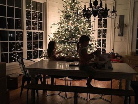 These Are the Christmas Traditions Joanna Gaines Will Never Change: 'It's Perfectly Nostalgic' Joanna Gaines Christmas Tree, Joanna Gaines Christmas, Joanna Gaines Instagram, Christmas House Tour, Magnolia Market, Chip And Joanna Gaines, Holiday Planning, Christmas Past, Joanna Gaines