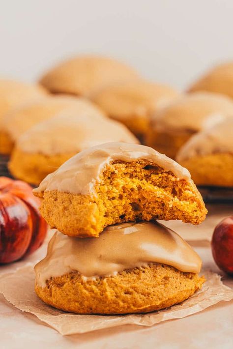 These soft & cakey pumpkin spice latte cookies with espresso-flavored icing combine all of the flavors of your favorite fall beverage. Iced Pumpkin Cookies Allrecipes, Pumpkin Espresso Cookies, Espresso Glaze Recipe, Chai Pumpkin Cookies, Pumpkin Latte Cookies, Psl Cookies, Pumpkin Spice Latte Cookies, Flavored Icing, Espresso Glaze