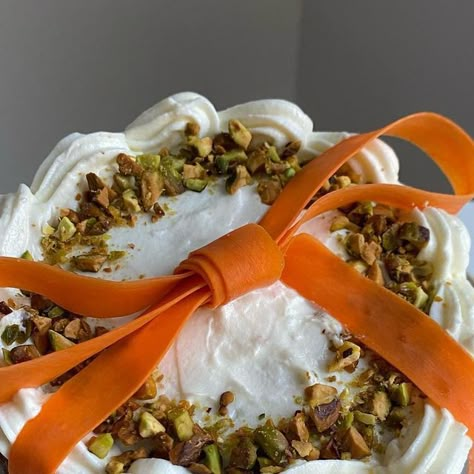 chloe! on Instagram: "Mini chai spiced carrot cake from @sourdoughbagels for my besties bday! Made a little bow from carrot peel & garnished with pistachios. I was really proud with how this cake turned out, especially since it was my first time decorating a cake!" Decorating Carrot Cake Ideas, Carrot Cake Garnish, Birthday Cake Carrot Design, Cute Carrot Cake Decorations, Blue Ribbon Carrot Cake, Plated Carrot Cake Desserts, Claire Saffitz Carrot Cake, Carrot Cake Decoration, Spiced Carrot Cake