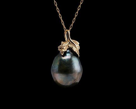 A PENDANT, black south sea pearl 20 x 15 mm. 14K gold. Weight 8,1 g. - Bukowskis Sea Pearl, South Seas, South Sea Pearls, Sea Pearls, Pendant Necklace, Chain, Pendant, Gold, Black