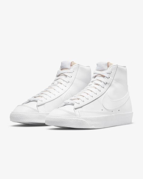 Trendy Nike Shoes High Top, Nike Blazers All White, High Rise Nike Shoes, Nike Blazers Mid 77's, Trendy White Shoes, Nike Blazers Women, Trendy Nike Shoes, White Nike Blazers, Nike Blazer Mid 77 Women