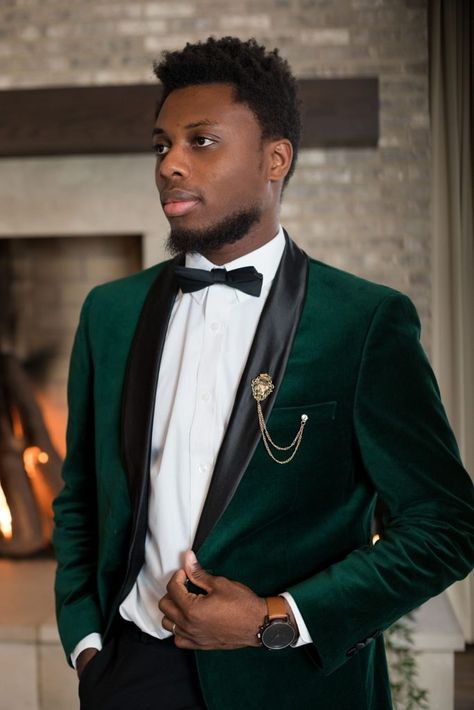 Wizard Wedding, Emerald Green Wedding Theme, Green Suit Men, Green Wedding Suit, Groomsmen Ideas, Green Velvet Blazer, Dark Green Wedding, Green Tuxedo, Green Themed Wedding