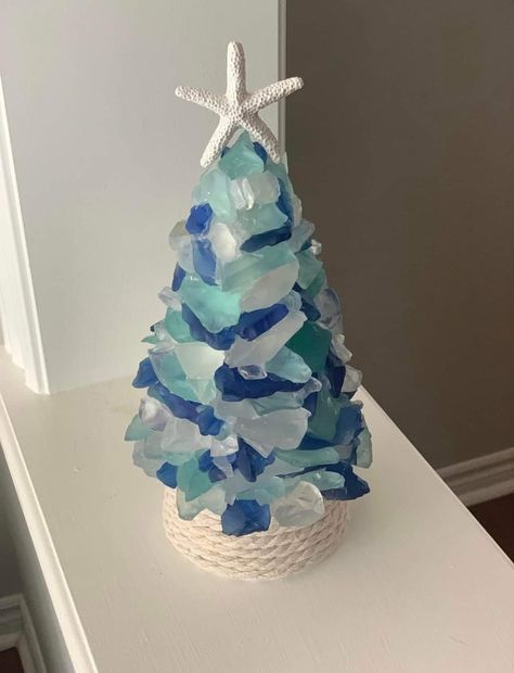 Seaglass Tree, Beach Room Decor, Sea Glass Art Projects, Beach Glass Crafts, Glass Art Projects, Sea Glass Crafts, Beach Christmas, Coastal Christmas, Beach Crafts