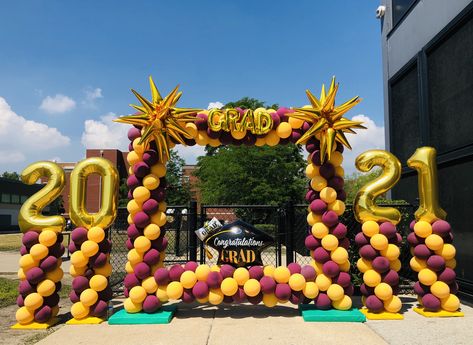 Graduation Balloon Ideas, Graduation Balloon Decorations, Graduation Balloon Arch, Balloon Decorations Graduation, Prom Balloons, Class Reunion Decorations, Kindergarten Graduation Party, Prom Backdrops, Graduation Money Lei