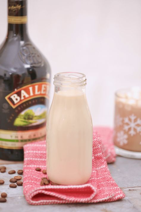 Homemade Bailey's Coffee Creamer Clean Coffee Creamer, Baileys Irish Cream Coffee, Homemade Baileys Irish Cream, Homemade Coffee Creamer Recipe, Keto Coffee Creamer, Homemade Baileys, Powder Coffee Creamer, Irish Cream Coffee, Baileys Coffee