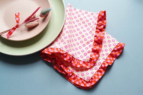 Diy Ruffle Placemats, Diy Napkins Cloth, Diy Cloth Napkins, Cloth Napkins Diy, Diy Ruffle, Frankie Magazine, Diy Placemats, Patterned Napkins, Diy Napkins