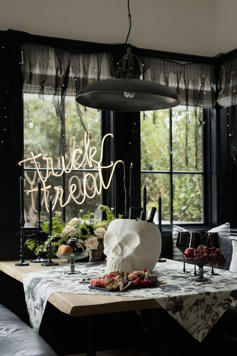 All White Halloween Decor, Wet Bar Halloween Decor, Halloween Party Decor Spooky, Modern Halloween Party Decor, Black Tie Halloween Party, Romantic Halloween Aesthetic, Ghost Tablescape, All Black Halloween Decor, Halloween Decor Indoor Ideas