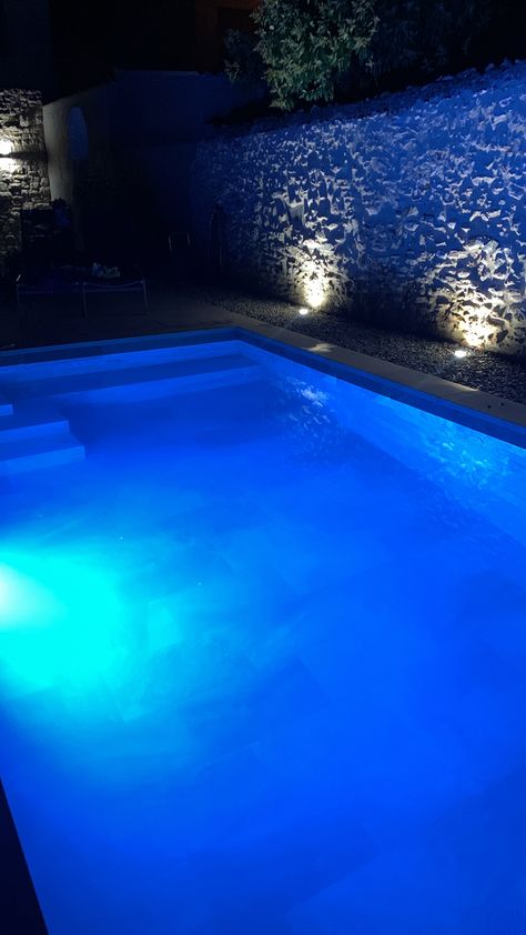 Party Snap, Night Pool Party, Alcoholic Drinks Pictures, Blue Aesthetics, Dubai Vacation, Iphone Wallpaper Landscape, Best Snapchat, Bio Art, Night Vibes