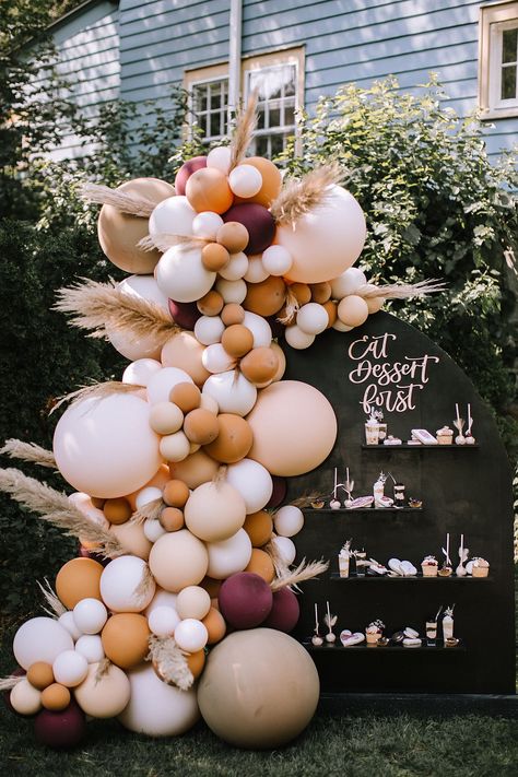 Boho Wedding Balloons, Boho Wedding Shower Cookies, Bohemian Theme Party Decoration, Bohemian Bridal Shower Ideas, Boho Shower Ideas, Outdoor Bridal Shower Ideas, Boho Bridal Shower Ideas, Fall Bridal Shower Ideas, Bridal Shower Picnic