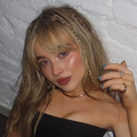 Sabrina Carpenter Hair Color, Curtain Bangs Sabrina Carpenter, Sabrina Carpenter Curtain Bangs, Sabrina Carpenter Hair Layers, Sabrina Carpenter Face, Sabrina Carpenter Selfie, Sabrina Carpenter Bangs, Iconic Blondes, Sabrina Carpenter Makeup