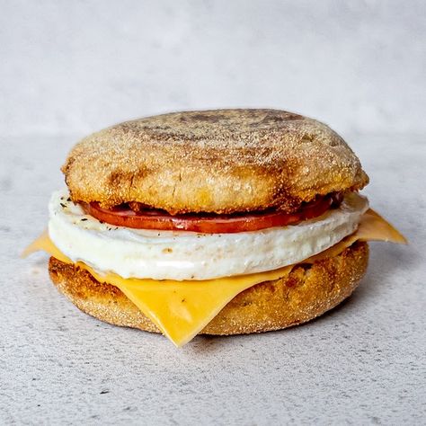 Copycat Egg & English muffin breakfast sandwiches | Recipes | WW USA Breakfast Sandwiches Recipes, Weight Watchers Sandwiches, Macro Diet Plan, English Muffins Sandwich, English Muffin Breakfast Sandwich, Weight Watcher Breakfast, Sandwiches Healthy, English Muffin Breakfast, Weight Watchers Menu