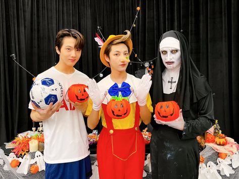 NCT on Twitter: "#JISUNG⚽️🏃🏻‍♂️ #RENJUN🤥🍃 #CHENLE✝️👁👁 #NCT #NCTDREAM #SM_Halloween_House #SMTOWN_WONDERLAND_2021 #SMTOWN… " Nct Halloween, Nct Group, Andy Park, Halloween Treat Bags, Solo Pics, Ji Sung, Halloween House, Treat Bags, Halloween Treats