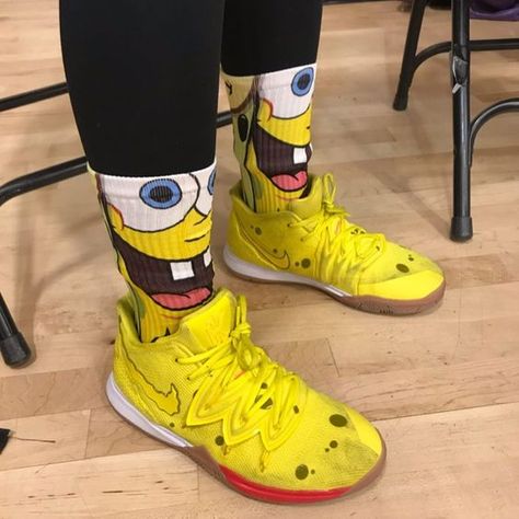 Girl Nike Shoes, Kyrie 5 Spongebob, Zapatillas Nike Basketball, Bball Shoes, Sister Fashion, Women Nike Shoes, Nike Casual Shoes, Nike Kyrie 5