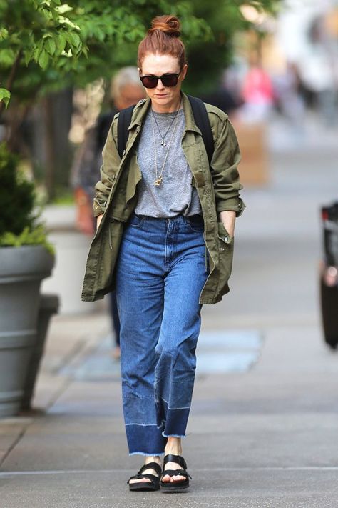 Birkenstocks With Dress, What To Wear With Birkenstocks, Styling Birkenstocks, Utility Jacket Outfit, Birkenstock Outfit, Look Rock, Stylish Celebrities, Julianne Moore, Style Edit