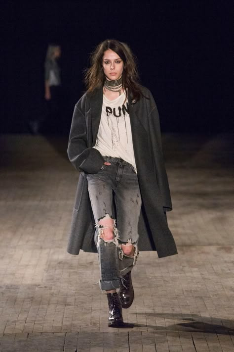 Rock Chic Outfits, Angela Chase, Minimalist Chic Fashion, Punk Fashion Diy, Punk Chic, Grunge Chic, 2016 Runway, Genderless Fashion, 90s Runway Fashion