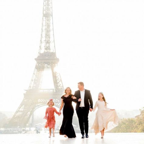 Paris Picture Ideas, Family In Paris, Paris Family, Paris Tour Eiffel, Family Photoshoot Outfits, Paris Summer, Paris Trip, Family Tour, Paris Pictures