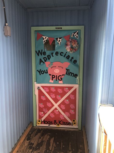 Teacher appreciation door decoration for a teacher who loves pigs! Pig Themed Classroom, Farm Teacher Appreciation, Farm School Door Decorations, Pig Classroom Door, Pig Bulletin Board Ideas, Farm Door Decorations Classroom, Farm Classroom Door, Toddler Bulletin Boards, Teacher Appreciation Door