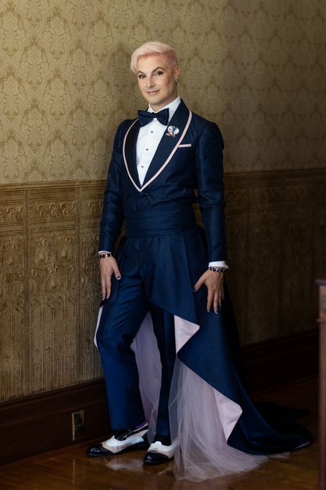 We feel like we've been seeing lots of grooms get more daring and creative with their suits this year, but these two queer grooms took their outfits to the next level. Let's get the full breakdown of this groom fashion... Gay Prom Outfits, Nonbinary Wedding, Mini Top Hats, Vintage Striped Shirt, Wedding Ceremony Script, Groom Fashion, Queer Weddings, Wedding Spain, Hat Tutorial