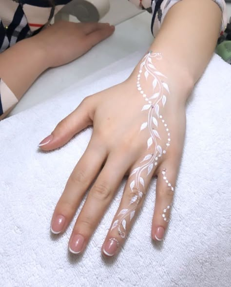 Henna Designs Hand Wedding, Simple Henna Wedding, Corak Inai Simple Cantik, White Mehndi Designs, White Henna Designs Simple, White Henna Simple, Henna Wedding Simple, Inai Simple, White Wedding Henna