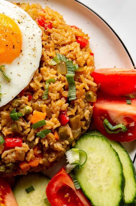 This tasty vegetarian nasi goreng recipe is incredibly rich and flavorful. Skip the traditional fried egg topping and you have a delicious vegan fried rice recipe, ready in just 20 minutes. Fried Rice Aesthetic, Egg Fried Rice Recipe Easy, Rice Aesthetic, Fried Rice Egg, Nasi Goreng Recipe, Rice Recipe Easy, Vegetarian Rice Recipes, Vegetarian Fried Rice, Spicy Vegetarian Recipes